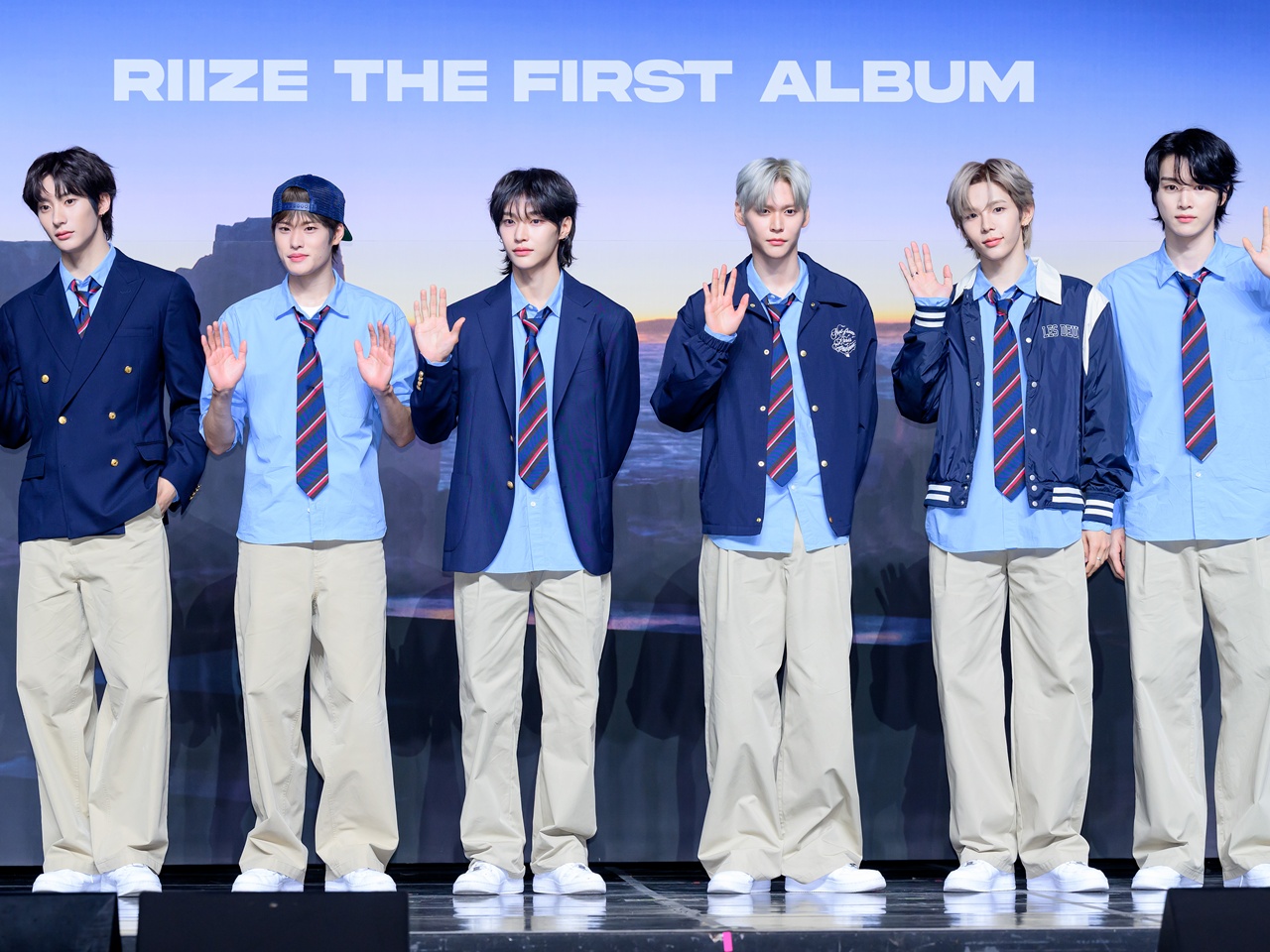 日本代表加入のトッテナム、人気K-POPグループStray Kidsと異色