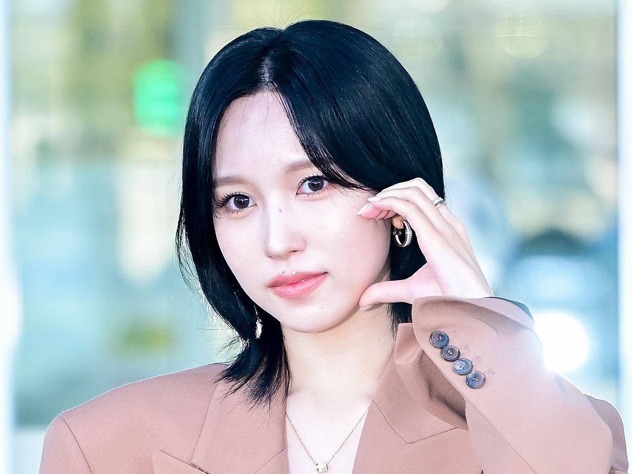TWICE・ミナ、カンヌで見せた豪華絢爛なオフショルドレス姿「存在そのものが奇跡」【PHOTO】