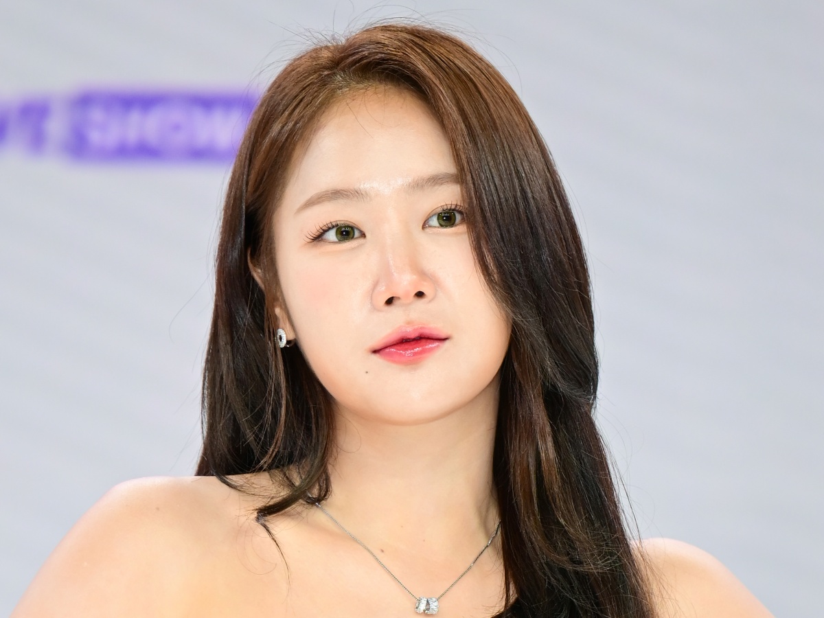 “ハイレグ”スイムウェアから抜群体型があらわに…元K-POP女性アイドルの健康美にファン悶絶
