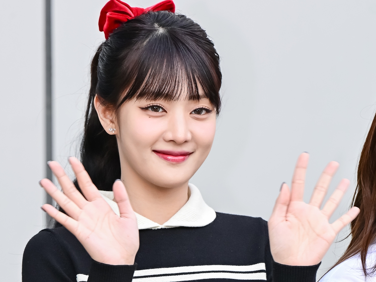 「どうなってるの？」i-dle・ミンニ、“ギリギリ見えない”大胆スカート姿に視線釘付け！【PHOTO】