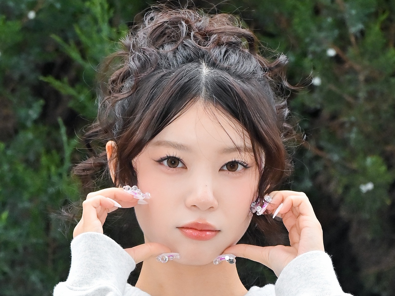 “日本人メンバー”ILLIT・モカ、重めの前髪ぱっつんロングが好評！「黒猫」のような一味違う雰囲気【PHOTO】