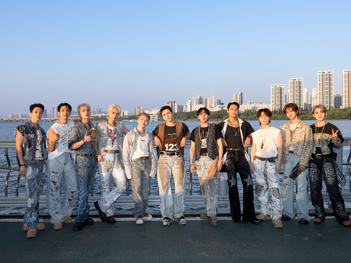 SEVENTEEN、“K-POP初”の漢江ステージで新曲『THUNDER』をサプライズ披露！花火×大合唱の圧巻パフォ