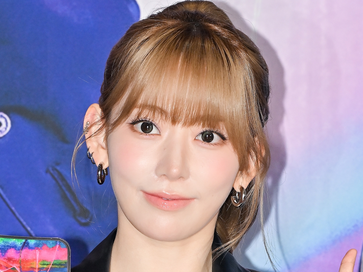 宮脇咲良、“布少なめ”の大胆露出コーデから圧巻スタイルがあらわに！「たまらん」「ビジュ良すぎ」【PHOTO】