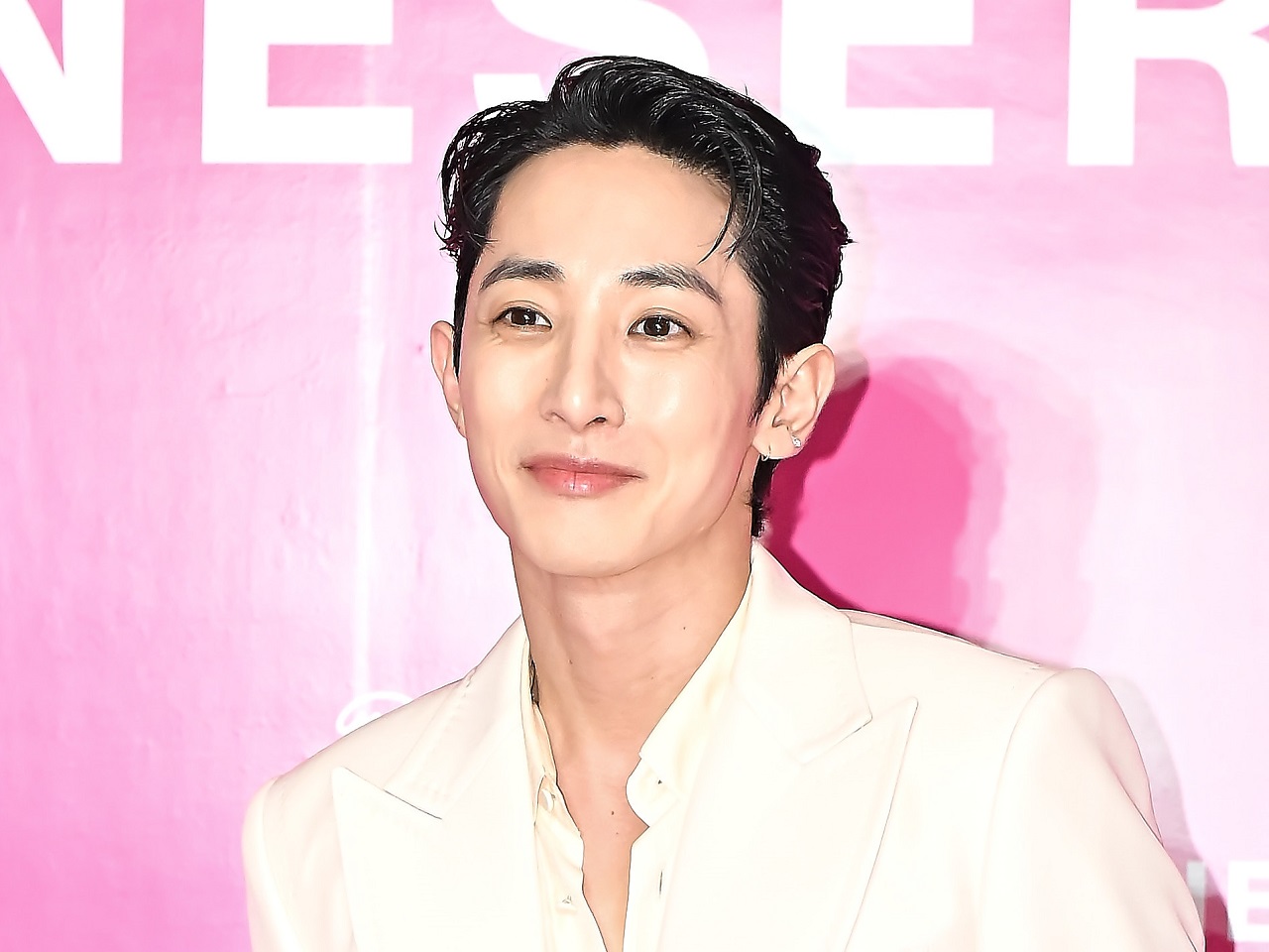 エアコンは壊れサイン会は12時間も　“中国ファンミで酷使”の議論が浮上した韓国俳優、事務所が立場発表【全文】