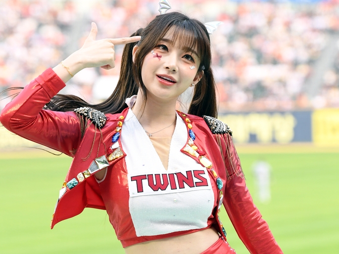 試合に集中できない…韓国プロ野球の20歳チアガール、キュートな“小悪魔”SHOTで観客を虜に【PHOTO】