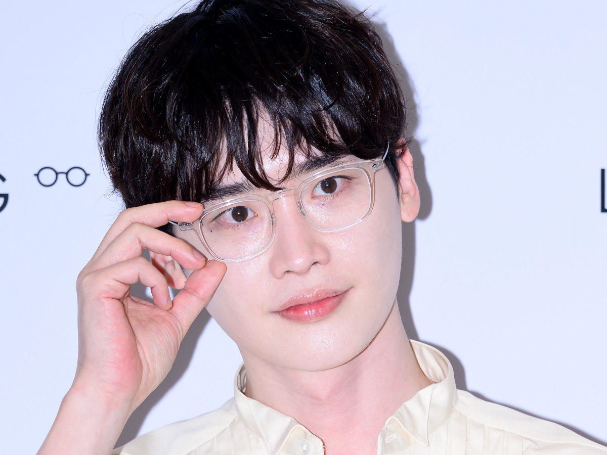 「IUの彼氏、格が違う」イ・ジョンソク、“爆イケ”眼鏡姿に現場がざわつく【独自写真】