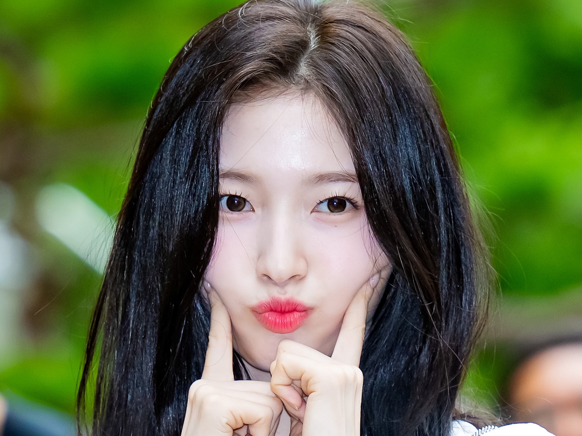 見えそうで見えない…OH MY GIRL・アリン、“大胆ドレス”姿にドキッ！退所後初の投稿が話題【PHOTO】