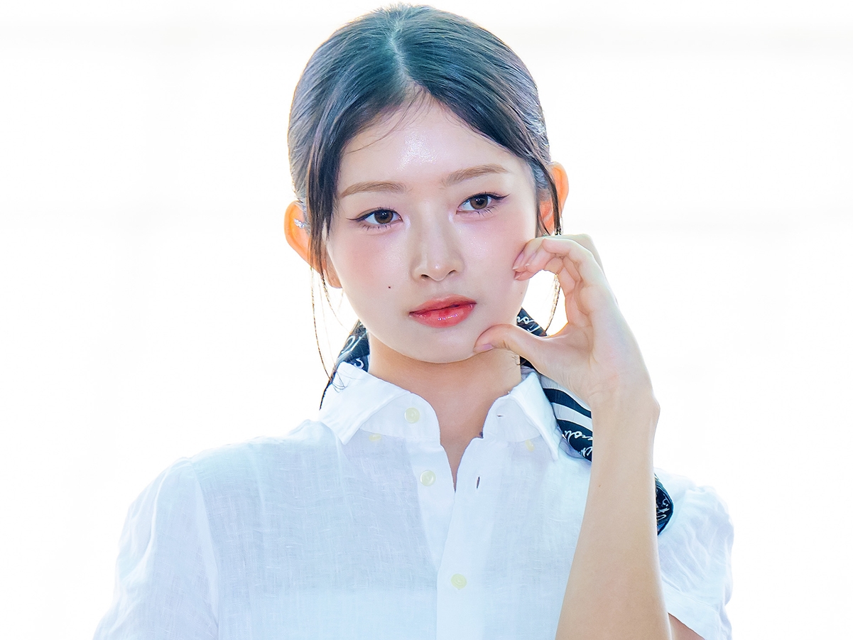 大胆“バックレス”で魅了…IVE・レイ、艶っぽドレス姿に視線釘付け「スタイルえぐい」「限界突破」【PHOTO】