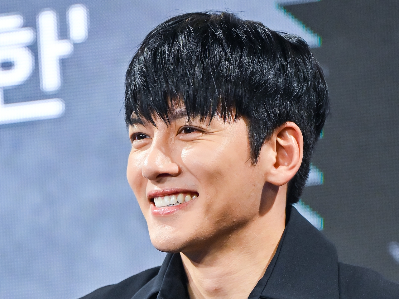 俳優チ・チャンウク、がっしりとした体型際立つタンクトップ姿にファンメロメロ「ご褒美」【PHOTO】