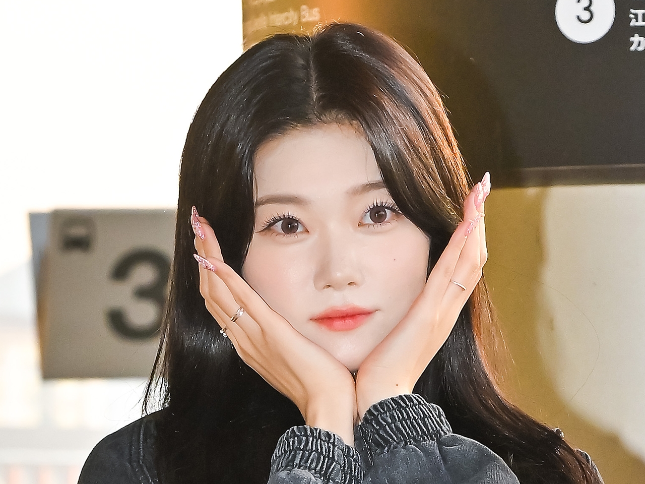 “日本人メンバー”Billlie・ツキ、色白肌見せたデート風SHOTに「バリ可愛い」「私のもの」【PHOTO】