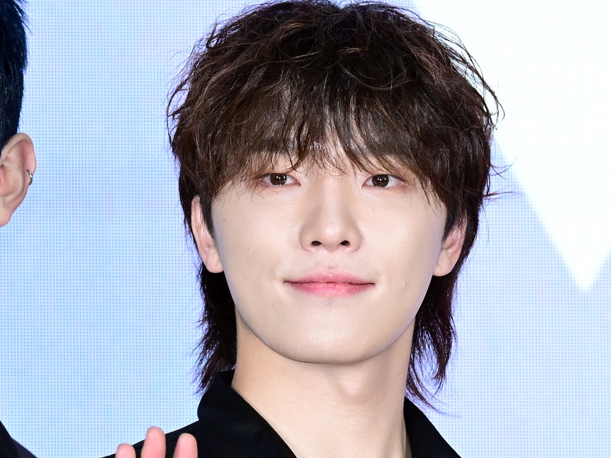 「本当にマンネ？」SEVENTEEN・ディノ、幻想ビジュでファンの心を強奪！「かっこよすぎます」【PHOTO】