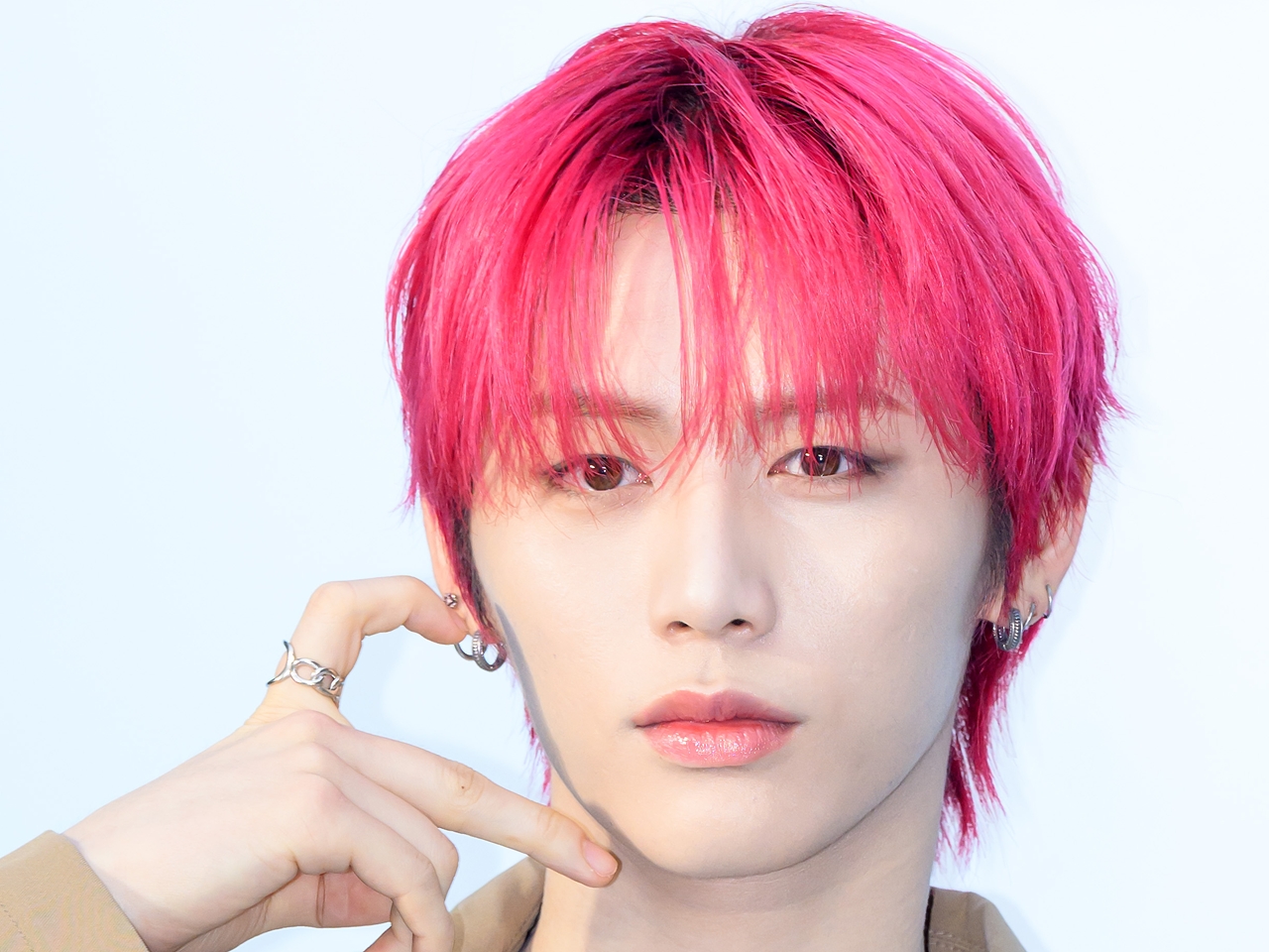 BOYNEXTDOOR・テサン、赤髪から黒髪へのイメチェンにファン歓喜「大好きすぎて具合悪い」【PHOTO】