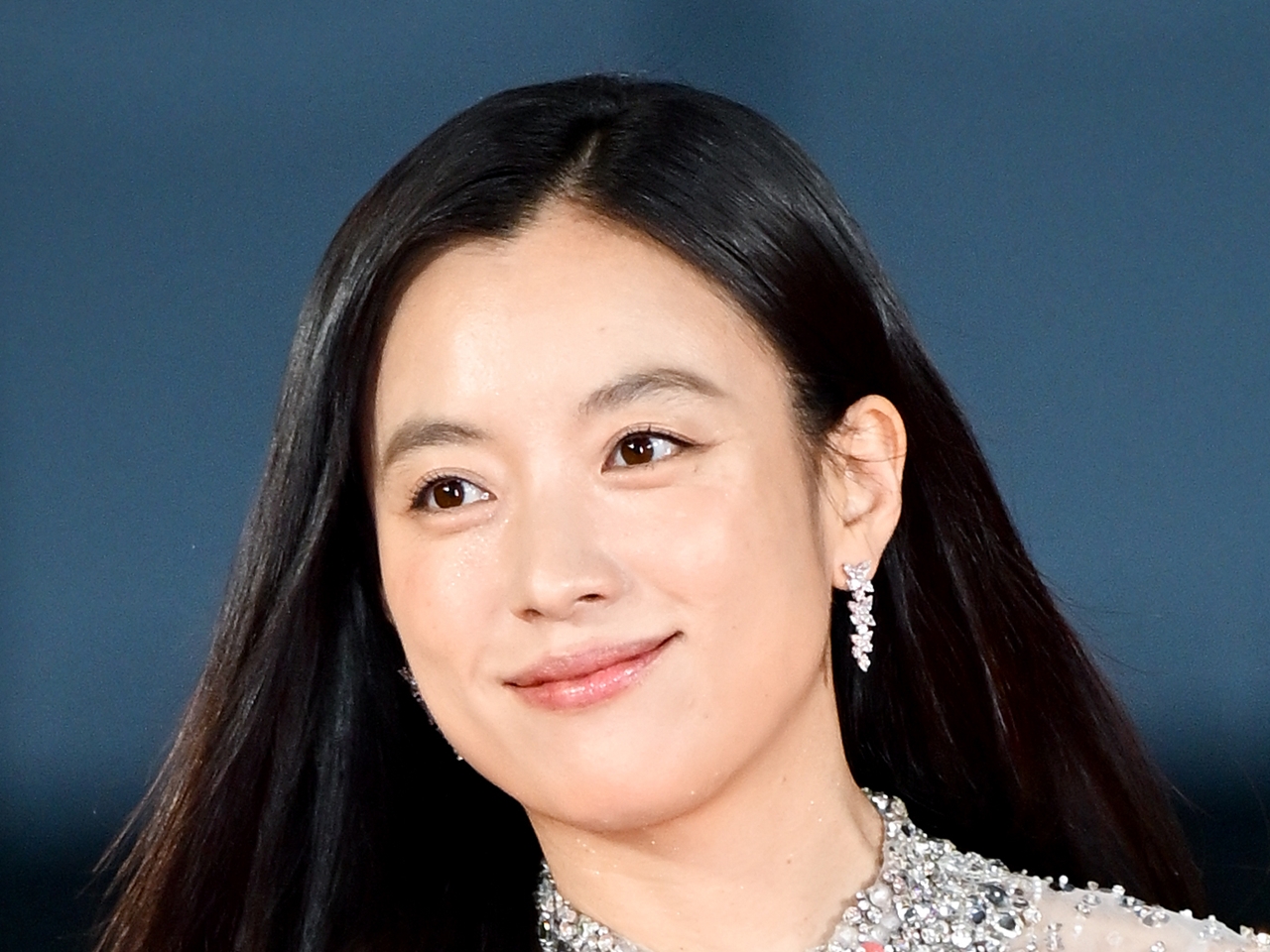 小栗旬と共演する女優ハン・ヒョジュ、デビュー20周年を迎えファンに感謝伝える「皆さんのおかげ」