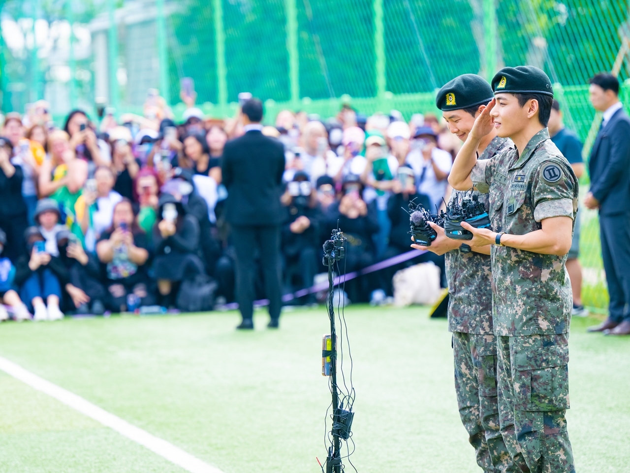 BTS・V＆RMの除隊現場レポート 日本やブラジルなど世界各地のARMY集結、2人の兵役終了を祝福！
