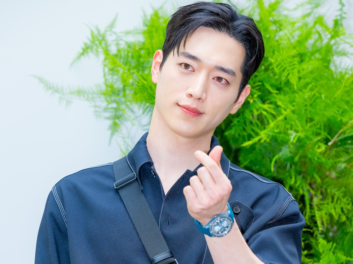 「坂口健太郎に激似」と話題になった俳優ソ・ガンジュン、爽やかスマイルでファンを虜に！【PHOTO】