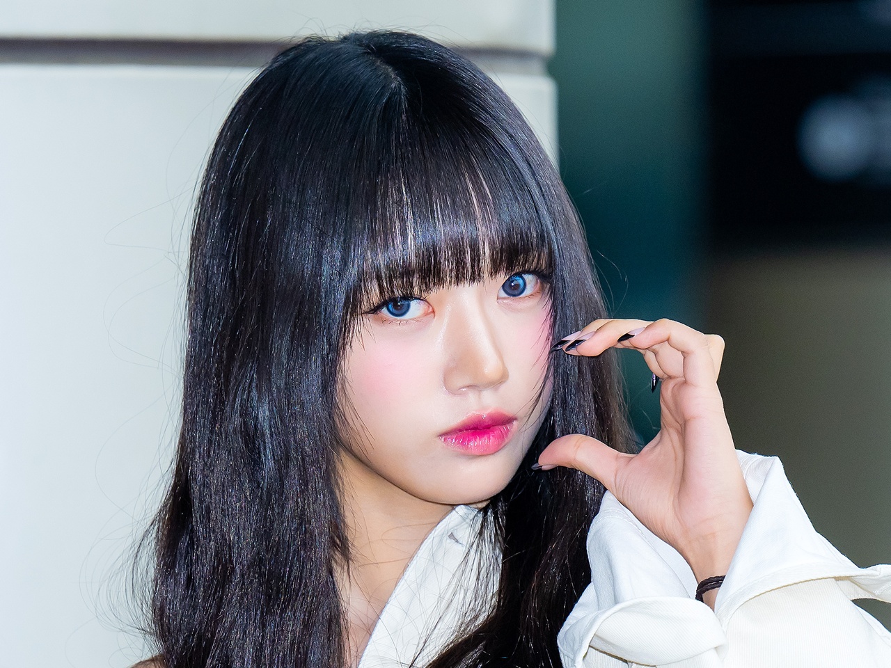 MEOVV・スイン、キュートなロングヘアにイメチェン！グレーの瞳で見つめる姿に「本物の子猫…？」【PHOTO】