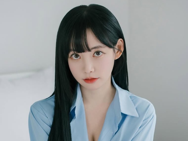 韓国サッカーの人気女子アナ、“そこ”に目が行くVネックSHOT！「天女のような美貌」とファン絶賛【PHOTO】