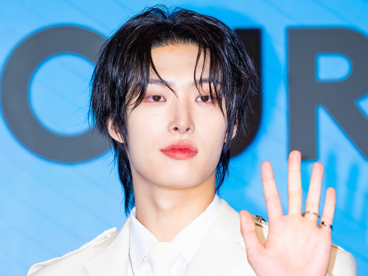 ATEEZ・ミンギ、「眼鏡×タイトシャツ」で“大人の色気”が限界突破！厚い胸板にファン釘付け【PHOTO】
