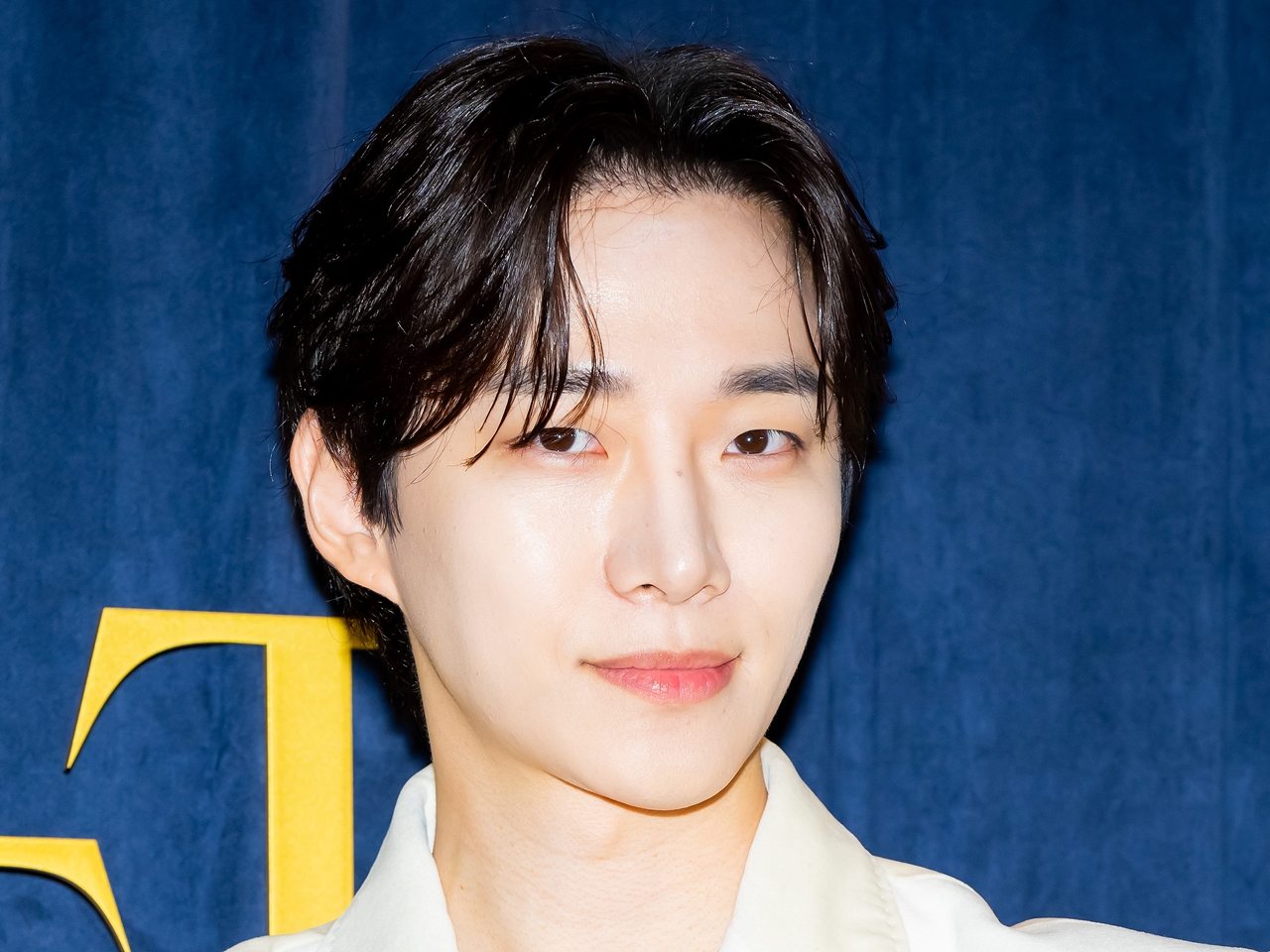 2PM・ジュノ、白Tにジーンズの王道“彼氏風ルック”でファンを虜に！スペインへ出国【独自写真】