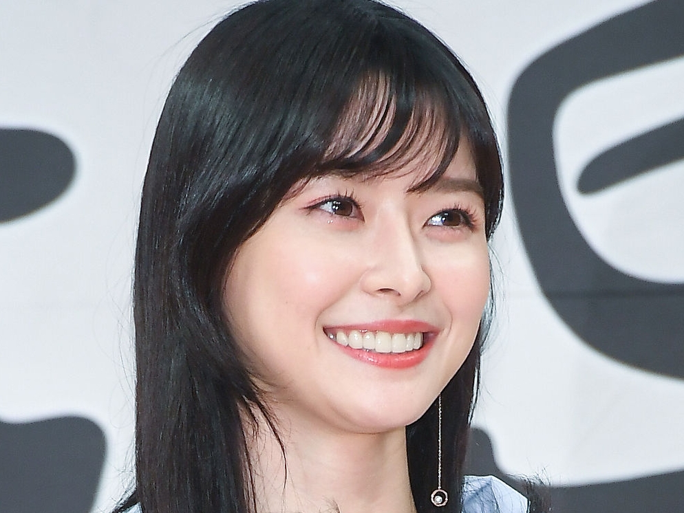 常人には着れない…『梨泰院クラス』美人女優、スタイル強調の白T×デニムで“格の違い”を見せつける【PHOTO】