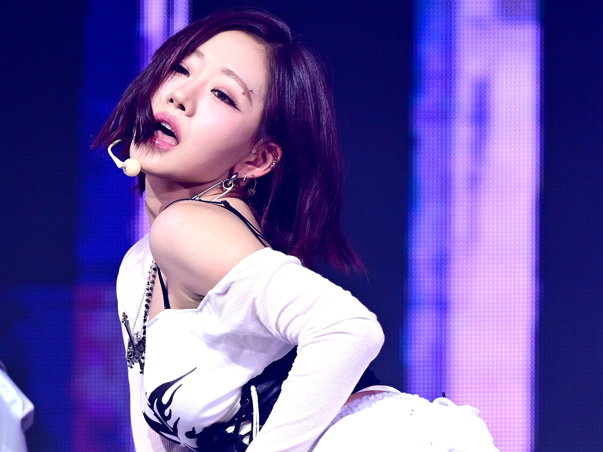 アイドルとは思えない大胆露出…KISS OF LIFE・ジュリー、みぞおちまで