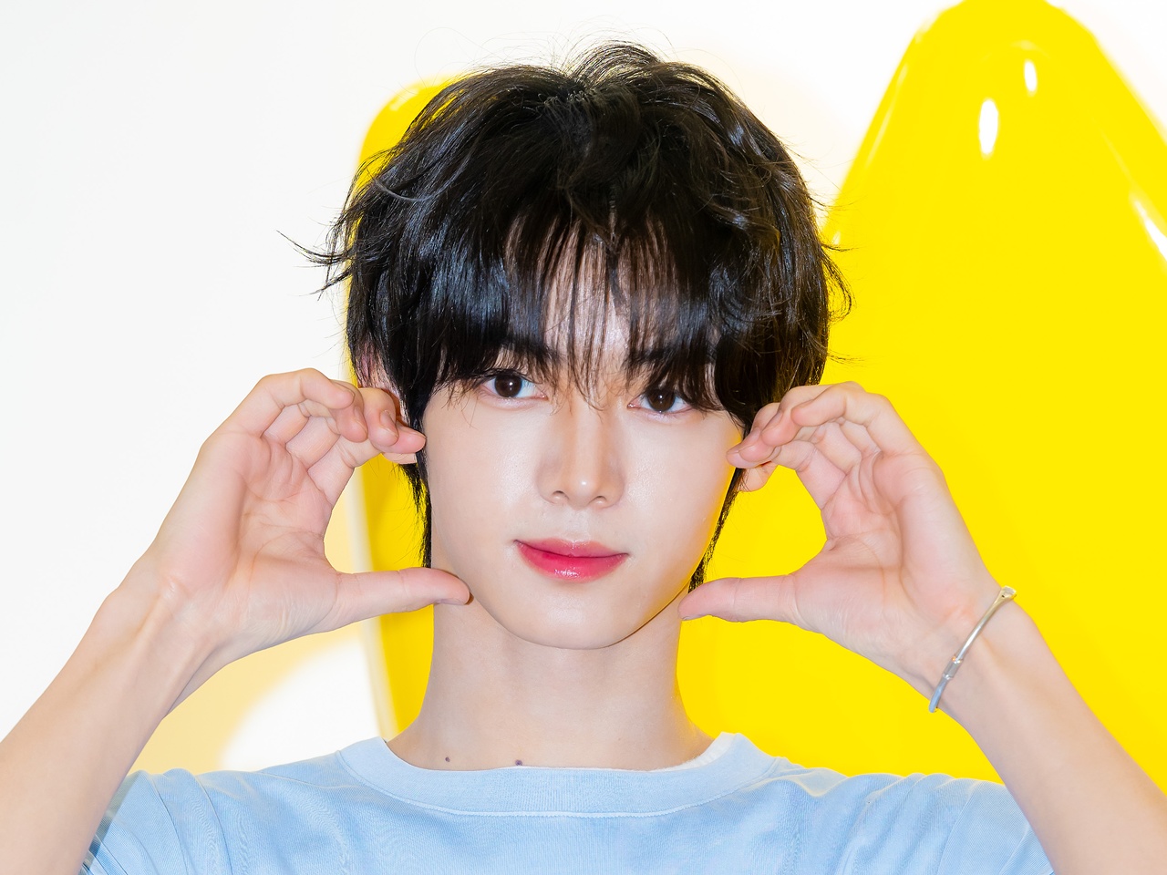 TWS・ハンジン、ビジュアルもファン愛も満点！手書きメッセージで“42”の心をわし掴み【PHOTO】