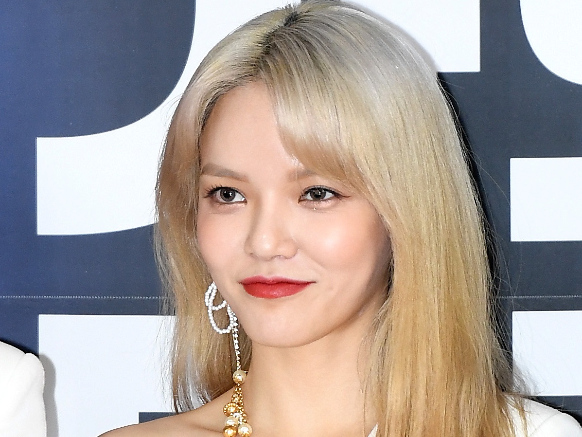 指を噛みながら上目遣い…10年にわたるいじめ問題で脱退した元K-POPアイドル、「艶っぽさ」アピール【PHOTO】