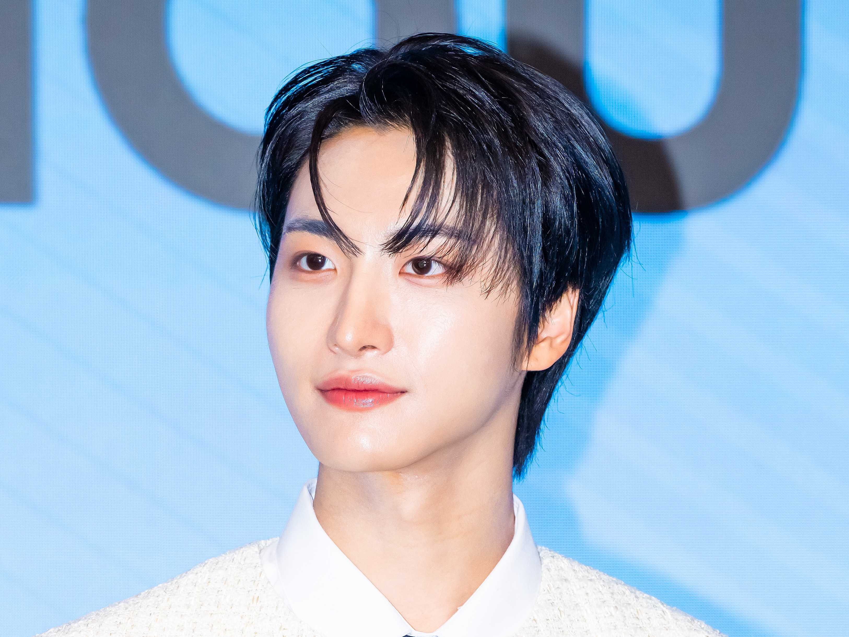 ATEEZ・ソンファ、夜のプールで輝く圧巻の肉体美…“彫刻腹筋”に視線集中【PHOTO】