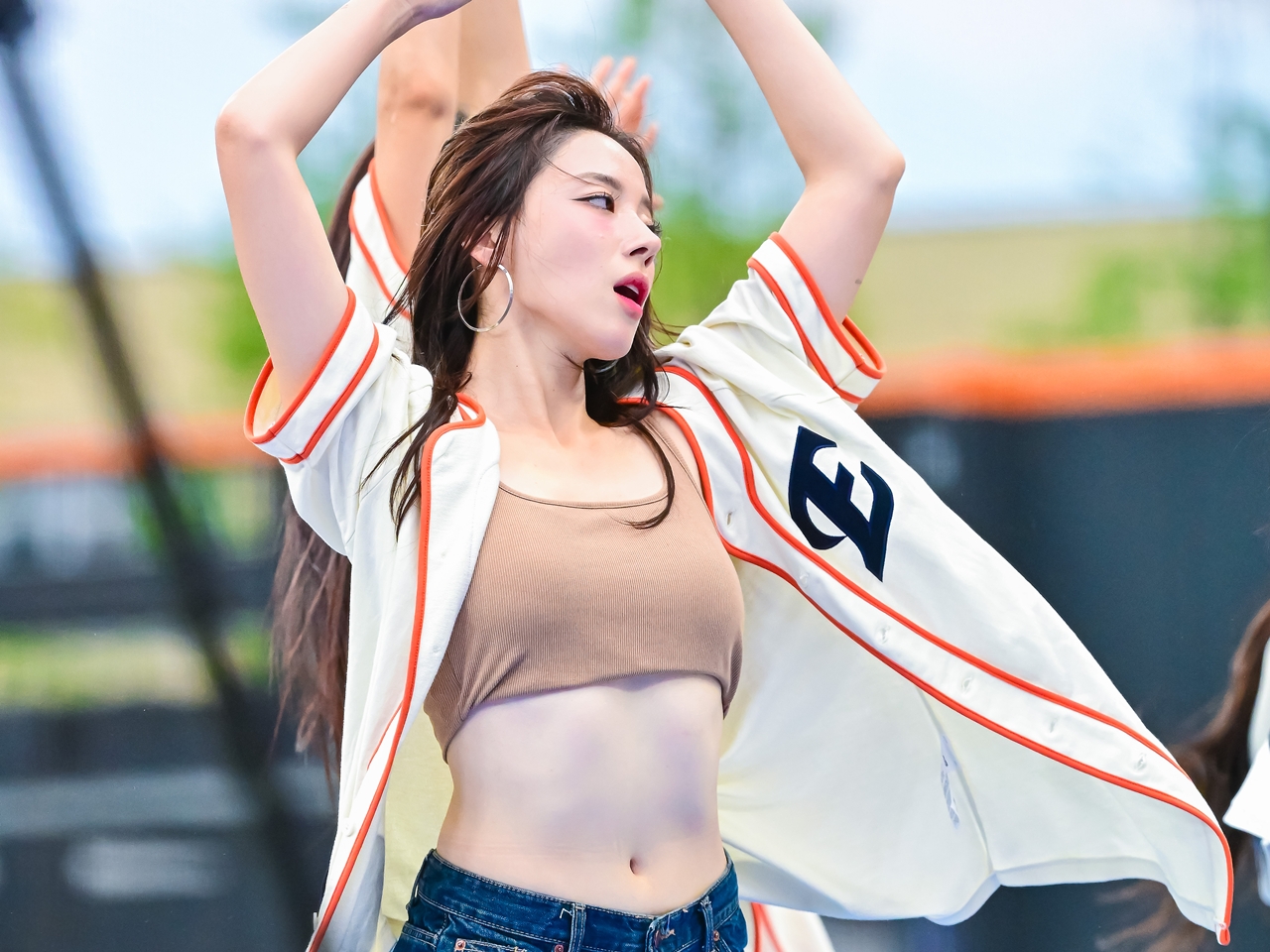 へそチラくびれに太もも美脚まで！韓国チアガール、健康的スタイル大放出SHOT「魅力的すぎ」【PHOTO】