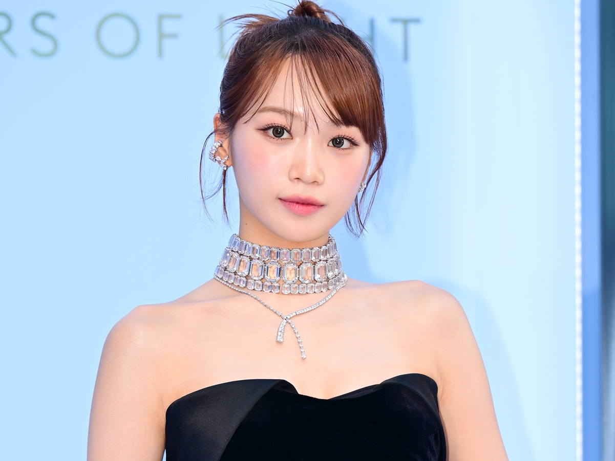 無防備な胸元があらわに…LE SSERAFIM・チェウォン、“ガッツリ”開いた大胆姿に視線釘付け「衝撃的」【PHOTO】