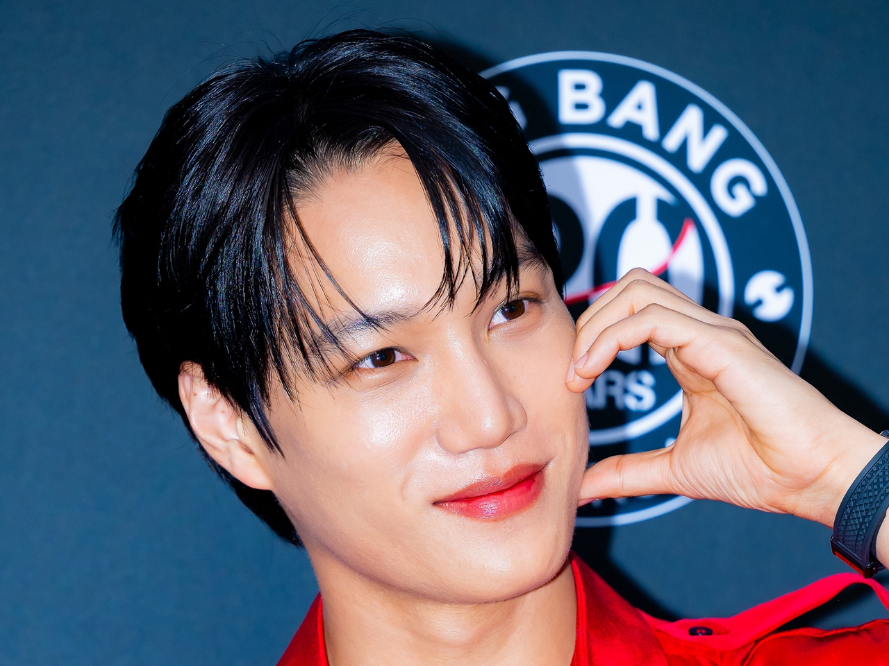 EXO・カイ、“素肌ジャケット”で見事に割れた腹筋を大胆に公開「お願いだから手加減して」【PHOTO】