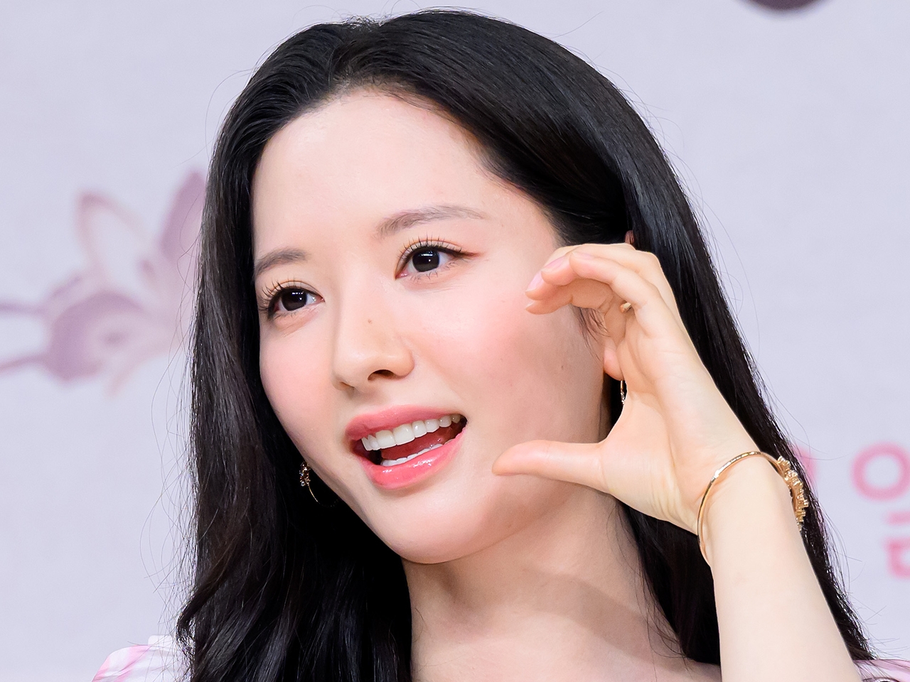 ダイアン・津田もコメント！宇宙少女・ボナ、ルームウェア姿の美しすぎる寝そべり自撮り【PHOTO】