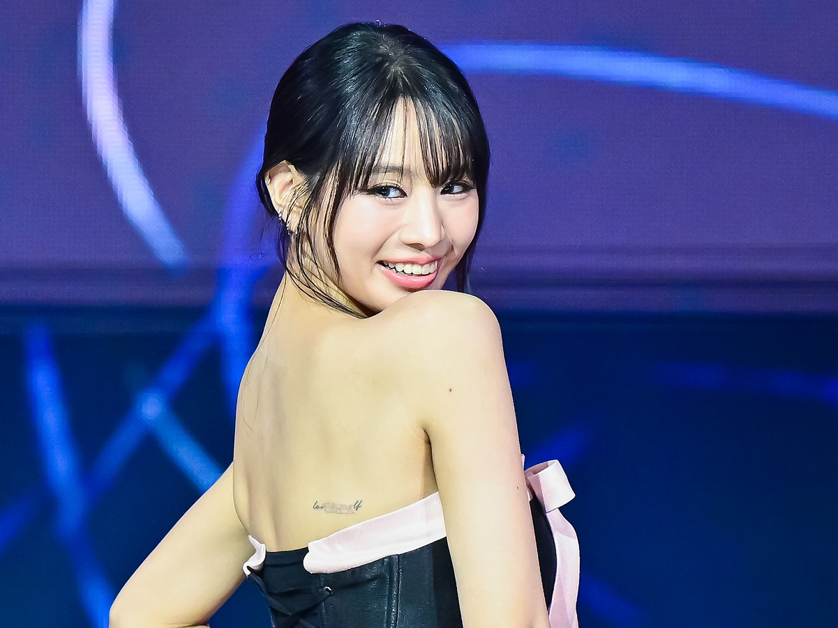 TWICE・モモ、“ピチッ”と過ぎて直視できないタンクトップSHOTに全世界