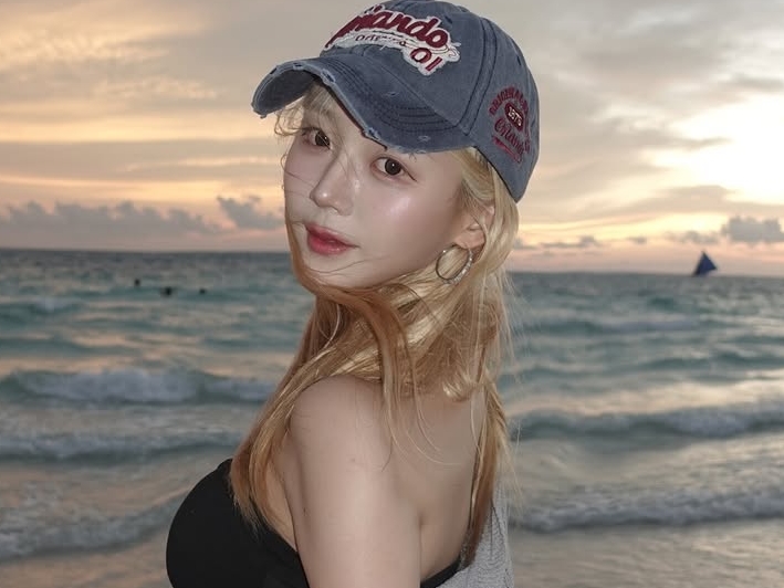 韓国の金髪チアガール、美スタイル際立つ“ピタT”ショットでファンの視線強奪「可愛すぎて涙が止まらない」【PHOTO】