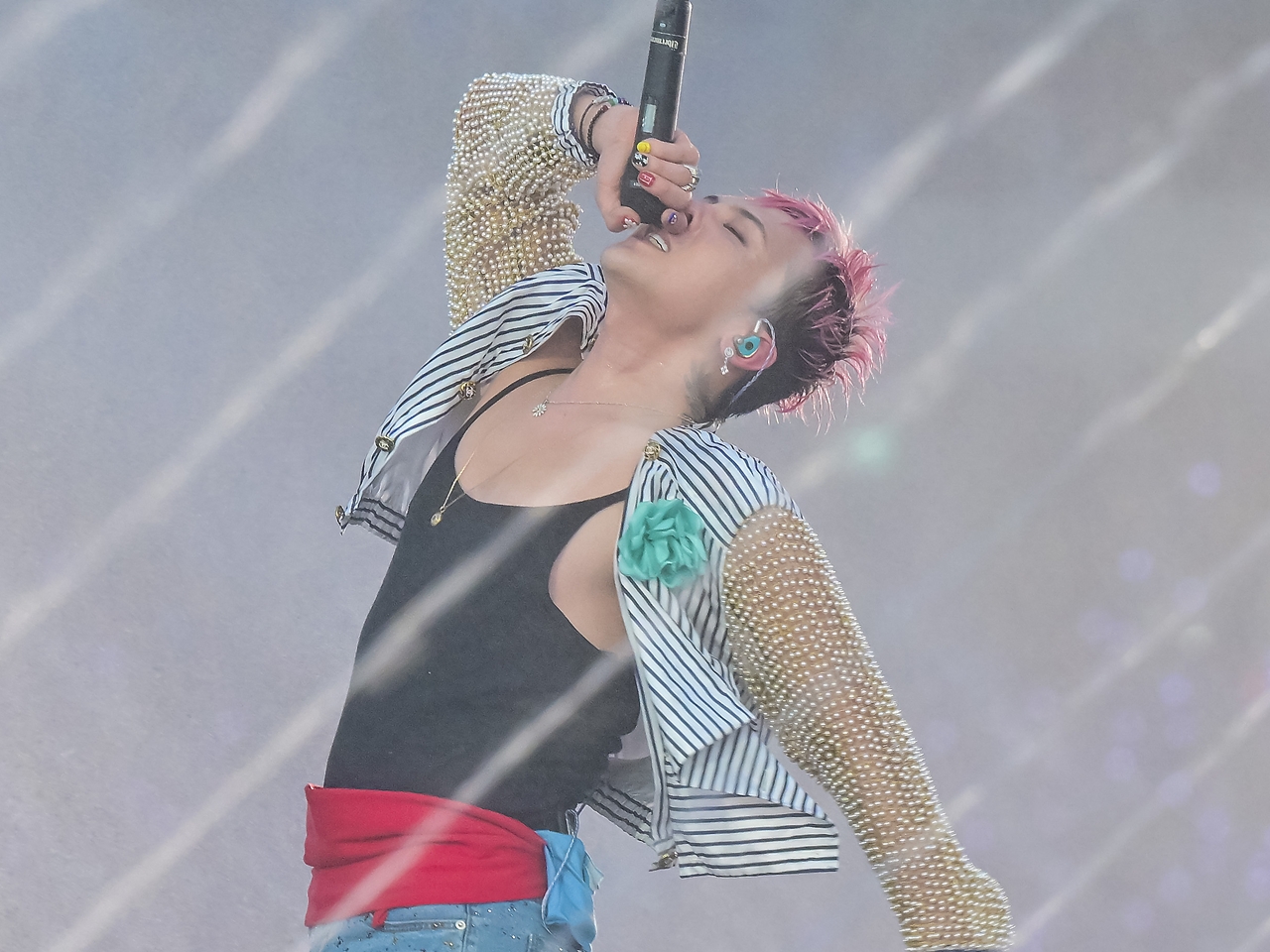 G-DRAGON、全身びしょ濡れでも圧巻の存在感！PSY夏フェスにサプライズ登場 『ピタカゲ』デュエットも【独占写真】