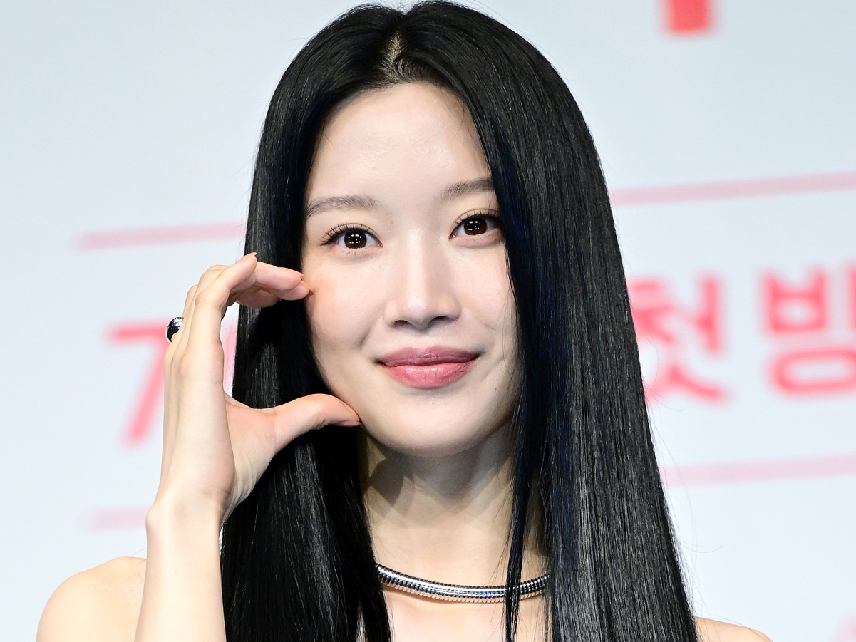 タトゥーも大胆披露…「ほぼ全部見えてる」衣装で話題となったムン・ガヨン、圧巻美貌に視線釘付け【独自写真】