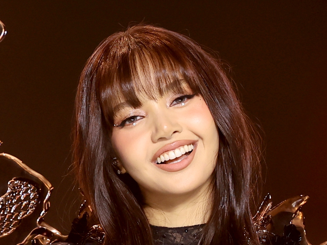 BLACKPINK・リサ、東京を訪問中に耳から血が…!?「大丈夫？」とファンから心配の声も【PHOTO】