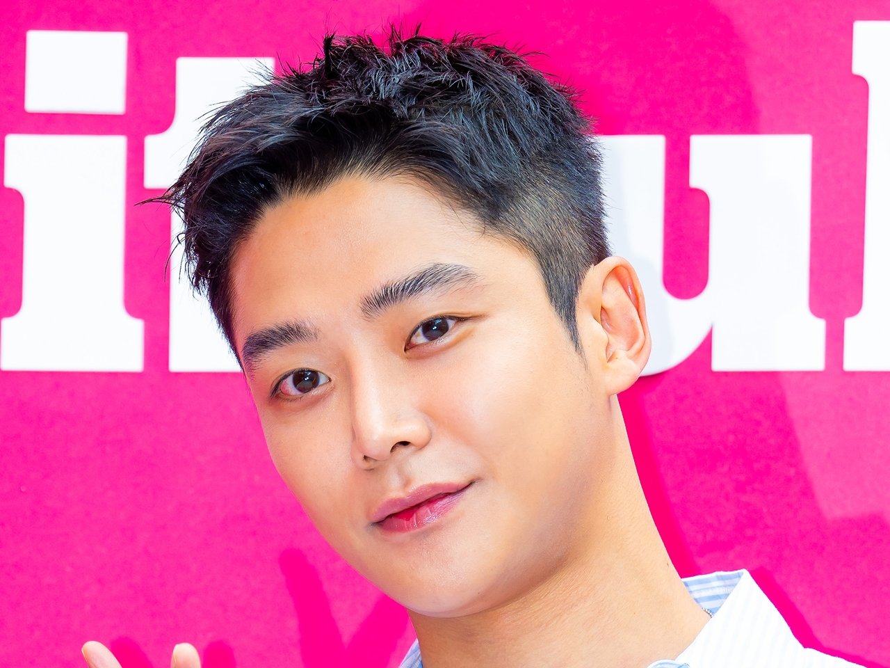 俳優ロウン、入隊前の雑誌撮影で自ら髪を剃る！ワイルドな大人の成熟した魅力を披露【PHOTO】