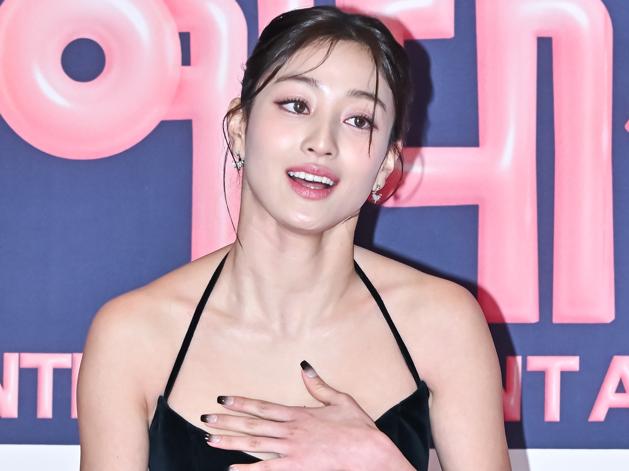 TWICE・ジヒョ、思わず目が行くザックリ私服でファンを虜に「世界で最も美しい女性」「完璧すぎ」【PHOTO】