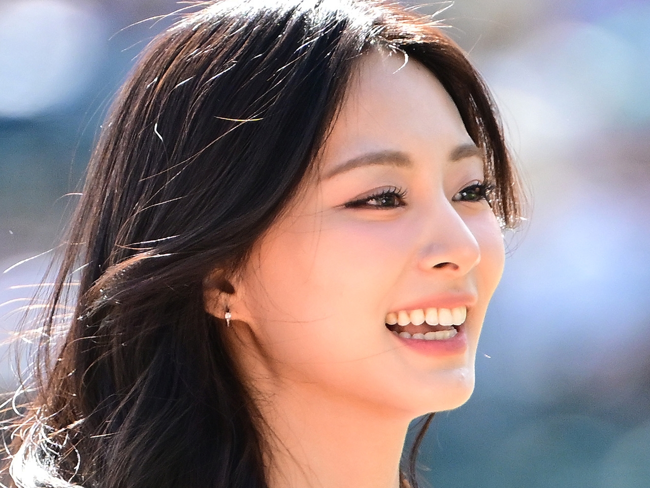 TWICE・ツウィ、“伝説更新”の大胆イメチェン！ピンク髪×青目のへそチラSHOTでファンを撃ち抜く【PHOTO】