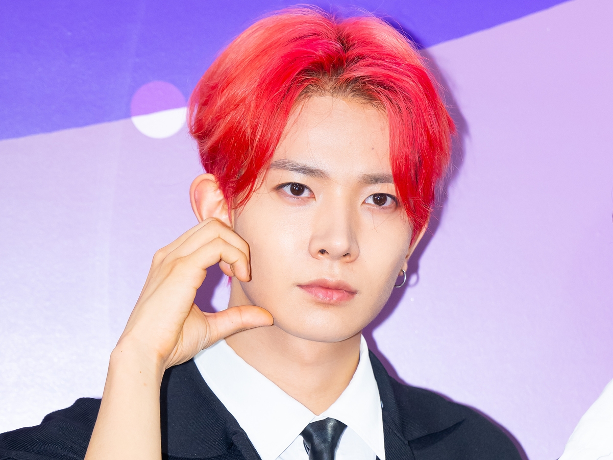 ENHYPEN・ヒスン、色気漂う“そばかすメイク”にファン悶絶！「息できない」「最高」【PHOTO】