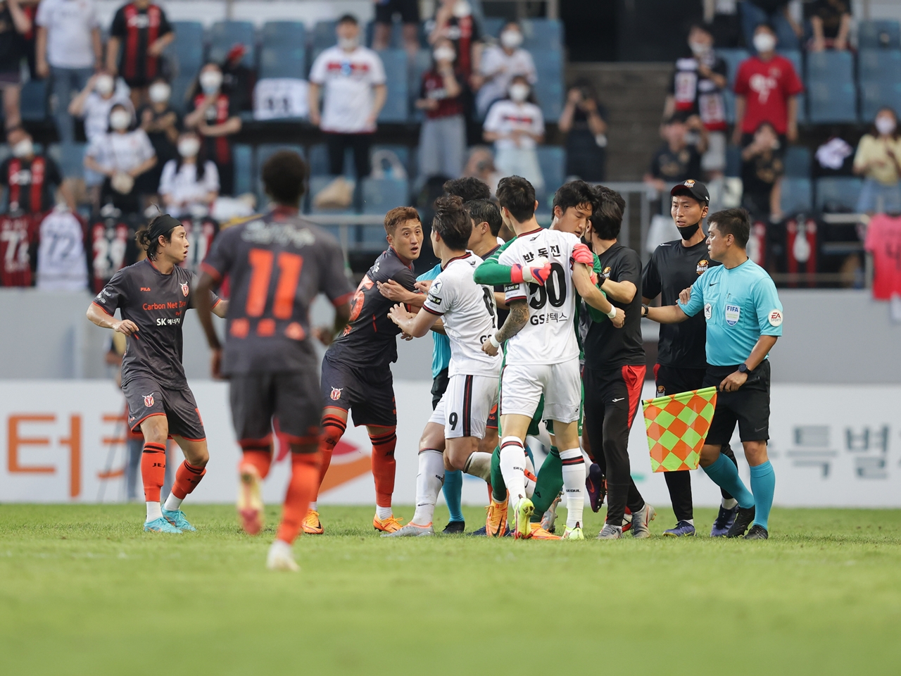 韓国Kリーグで“リスペクト問題”再び。選手の中指立てに一部サポの過剰非難まで…人気上昇と対照的な「配慮と理解の欠如」