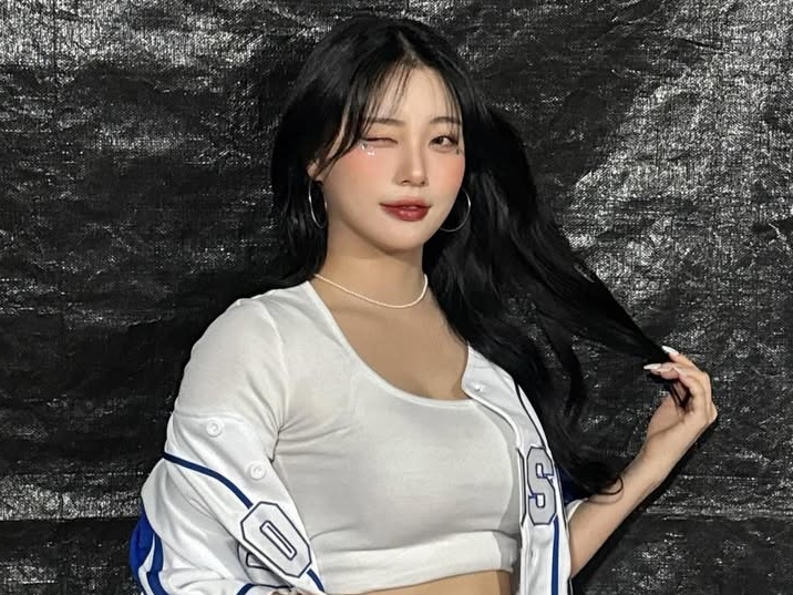 【写真】韓国美女チアのユ・セビン、はだけたユニからド迫力の美ボディ