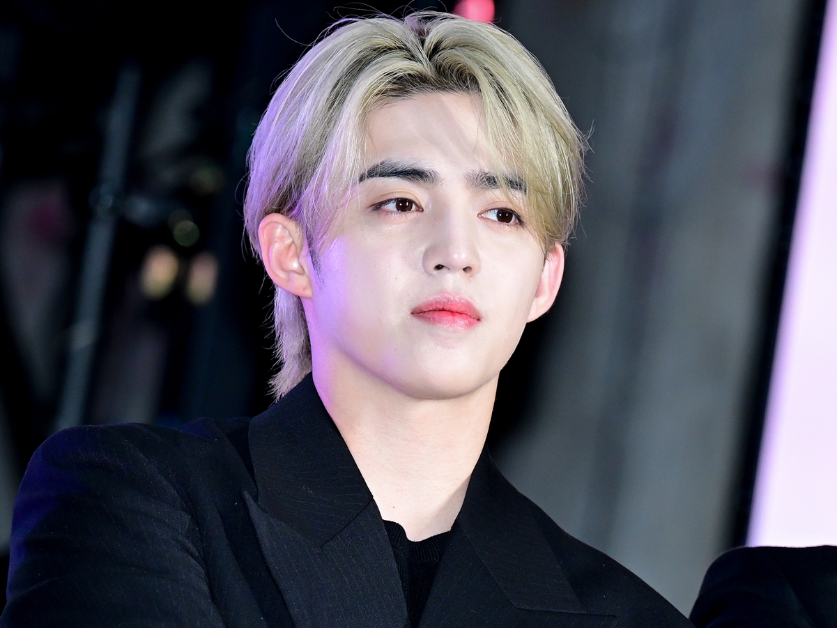 SEVENTEEN・エスクプス、“背中タトゥー”初公開でファン騒然…「狂わせにきてる」「かっこいい」と反響【PHOTO】