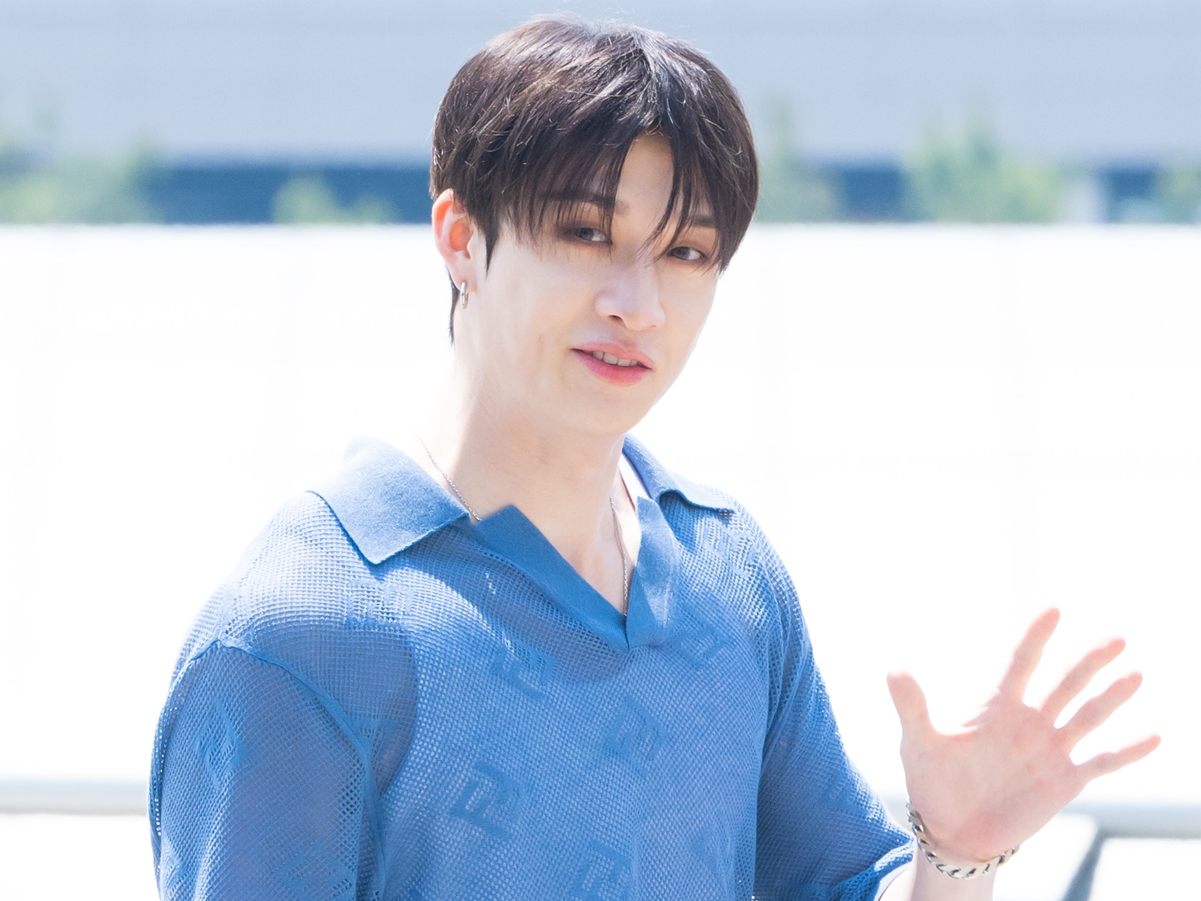 Stray Kids・バンチャン、“ツンデレコーデ”で空港に降臨！血管浮き出るムキムキな腕に視線釘づけ【独自写真】