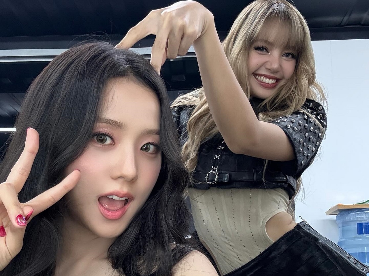 BLACKPINK・ジス、“短すぎる衣装”も似合う…約2年ぶりの完全体コンサートの裏側を公開【PHOTO】