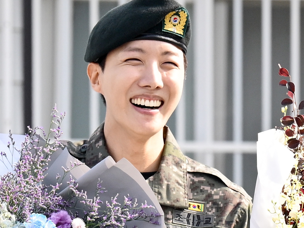 BTS・J-HOPEの美談が話題　兵役時代の「戦友」と笑顔で再会、除隊後1年ぶりに“古巣の部隊”訪問