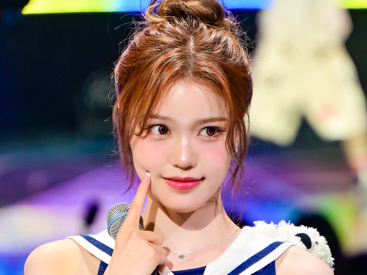 iznaの“最年少”セビ、美鎖骨にドキッ…ポニテ姿で輝く清純ビジュアル披露【PHOTO】