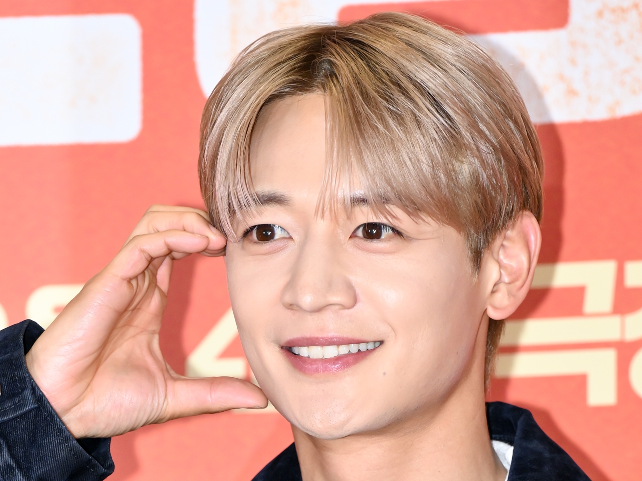 SHINee・ミンホ、トライアスロンの練習中にバキバキの腹筋公開！狂気じみた体力を見せる