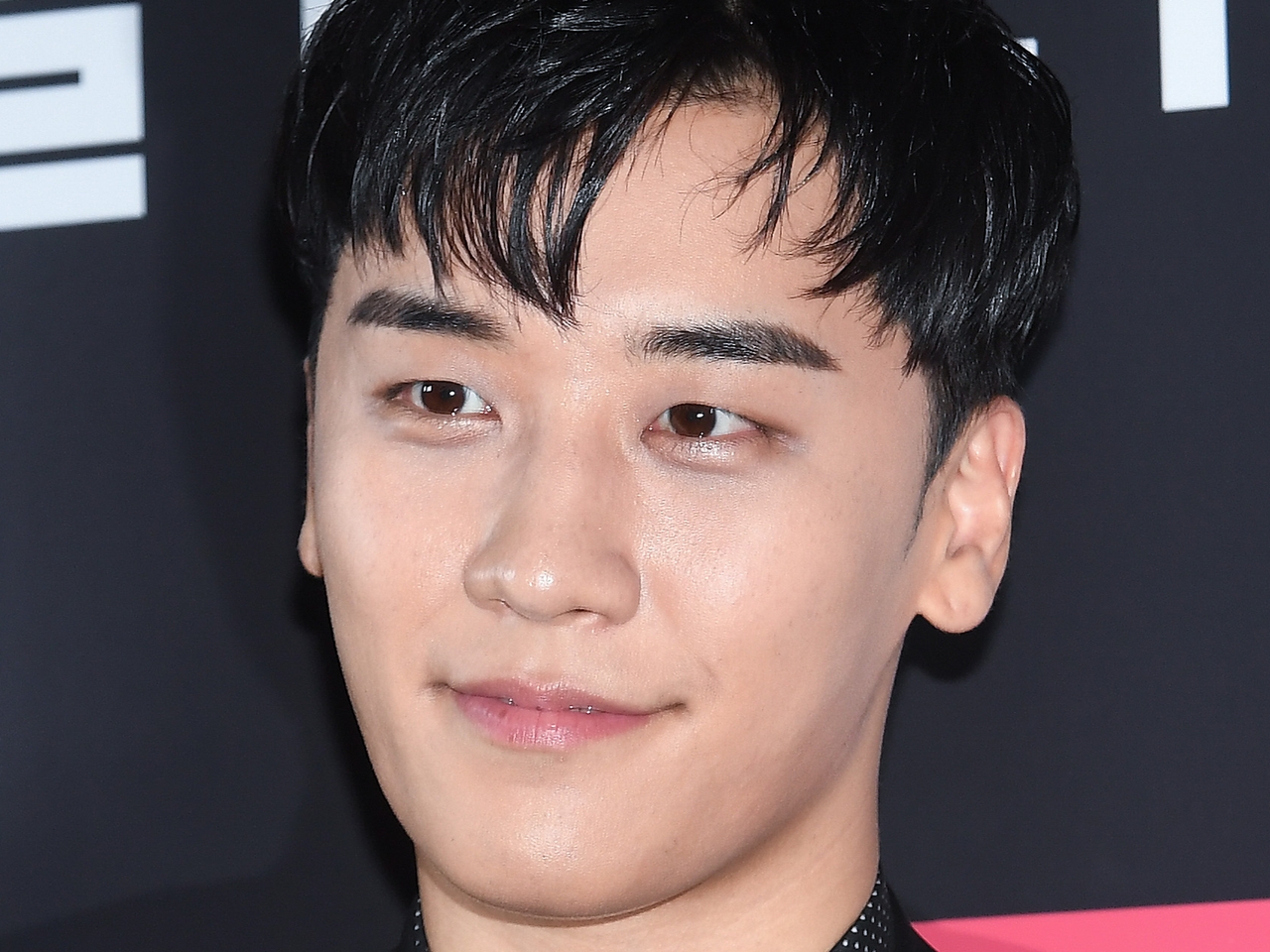 BIGBANGを脱退したV.Iの近況明らかに 女性とのツーショットがSNS上で公開、韓国ソウルに滞在か